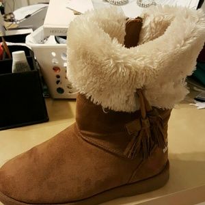 Brown boots with faux fur, suede, and tassels.